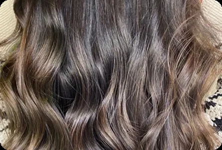 Detalle de cabello con volumen, trabajo del salón Menta Beauty Place
